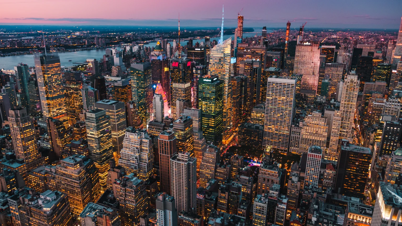 Vista aérea de Manhattan de noche con los edificios iluminados