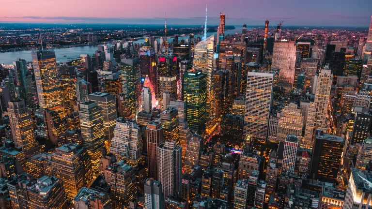 Vista aérea de Manhattan de noche con los edificios iluminados