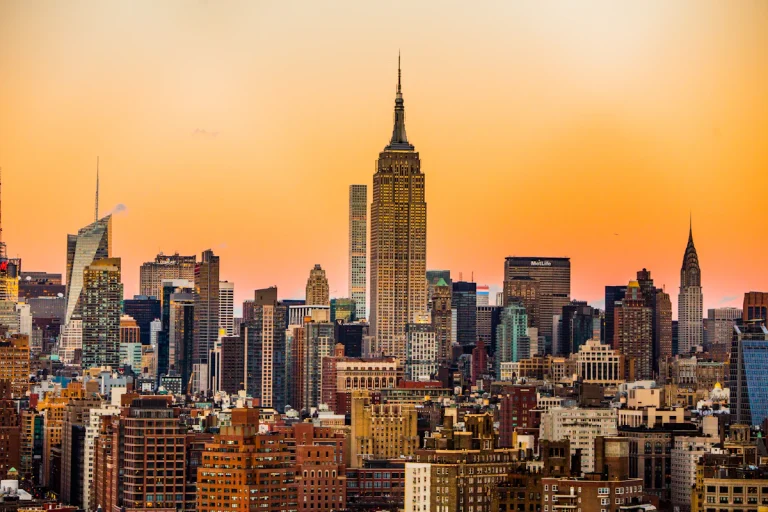 Rascacielos de Nueva York con el Empire State al atardecer