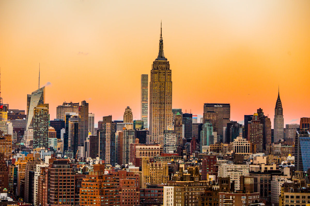 Rascacielos de Nueva York con el Empire State al atardecer