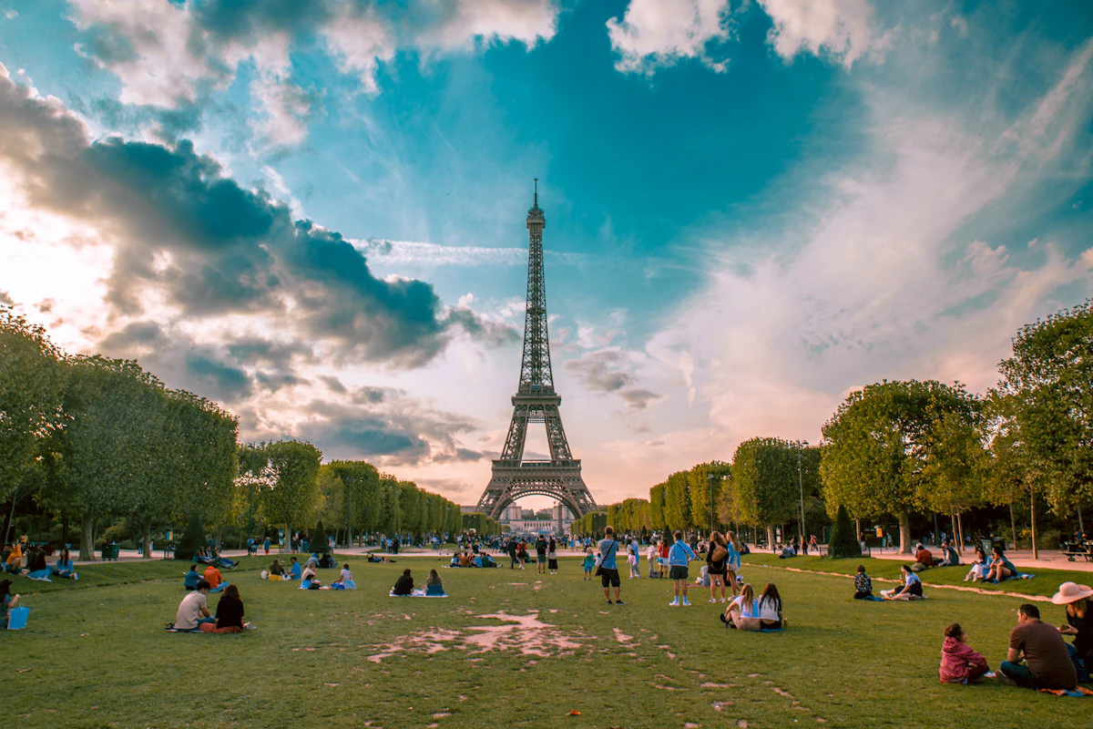 Torre Eiffel vista desde el Campo de Marte en París
