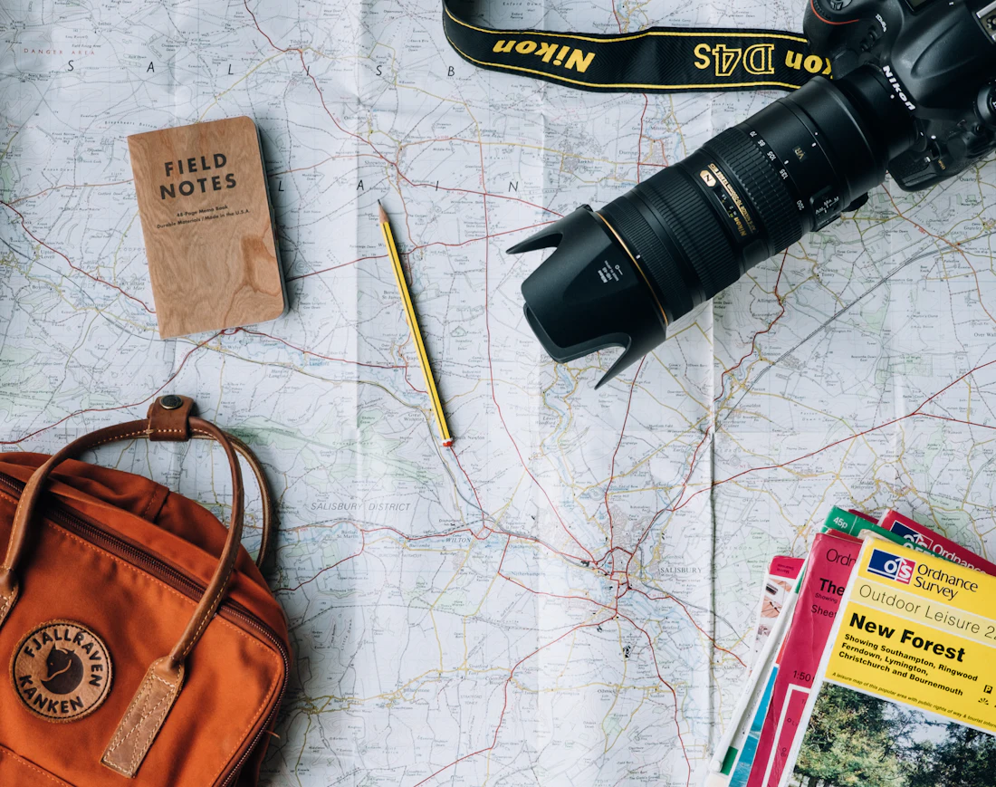 Planificando un viaje sobre un mapa