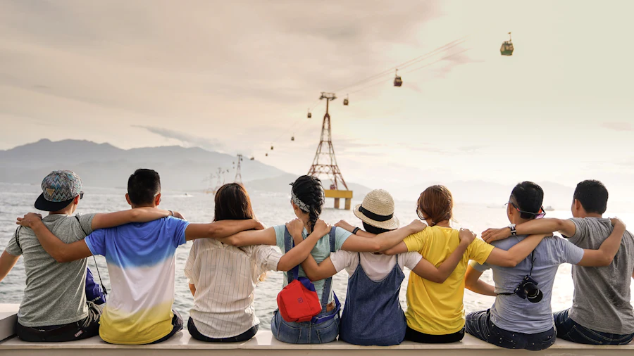 Grupo de amigos celebrando durante un viaje