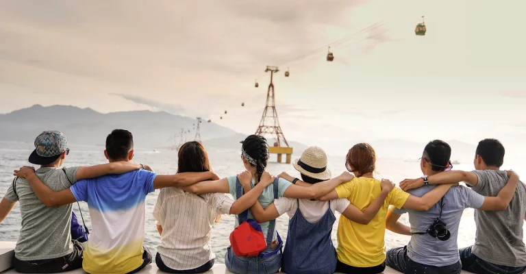 Grupo de amigos celebrando durante un viaje